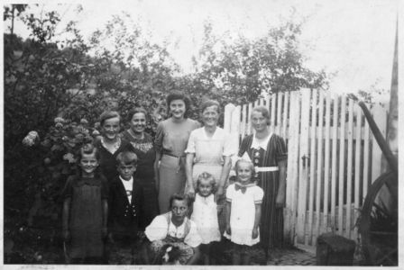 Auf dem Matzenberg vor dem Anwesen Fritz Scharf.jpg