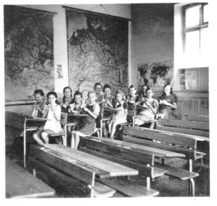 Handarbeitsunterricht in der Volksschule.jpg