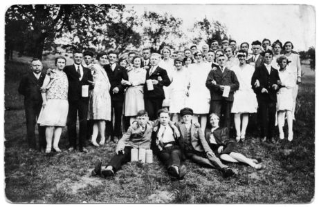 Männer und Frauen beim Stiftungsfest bzw. Fahnenweihe 1929.jpg