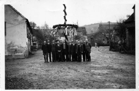 Männergruppe in der heutigen Ortsmitte.jpg