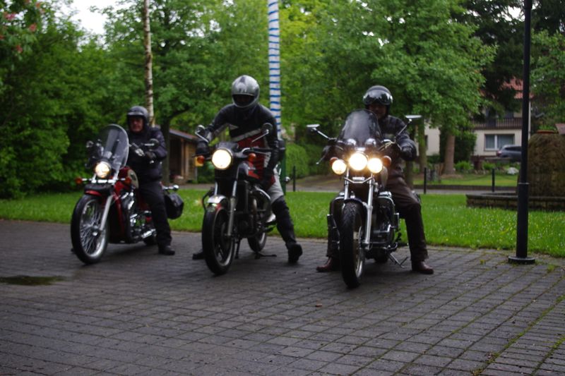 Datei:Motorradfreunde Dorfplatz.JPG