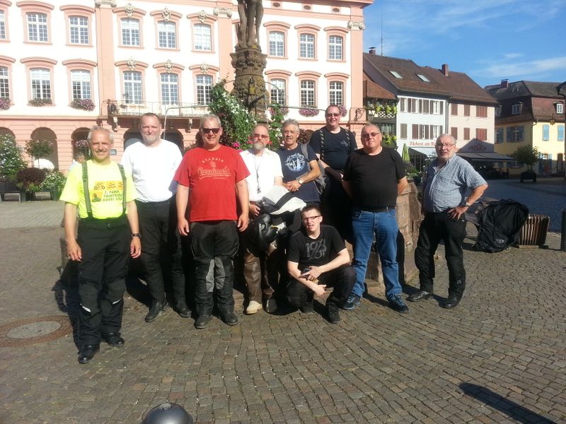 Datei:Motorradfreunde in Gengenbach.jpg