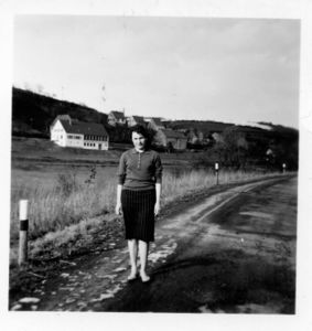 Ute Henchen am heutigen Ortseingang aus Richtung Kusel.jpg