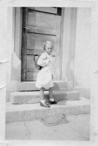 Vor der Haustür des Hauses Eisinger.jpg