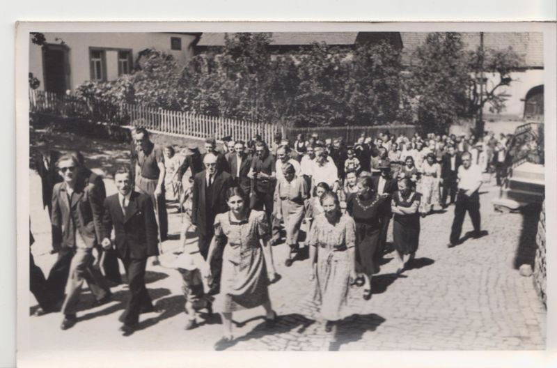 Datei:Zweites Bild der Anlieferung der Glockenweihe von 1950.jpeg